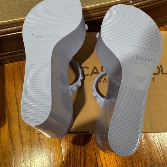 Carmen Sol Rubber Shoes
NEVERWORN
With Box and Shoe covers
Size 9 - Picture 3 of 5